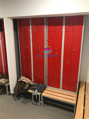Vestiário Duplo com 4 portas em Z Portas Vermelho com Banco